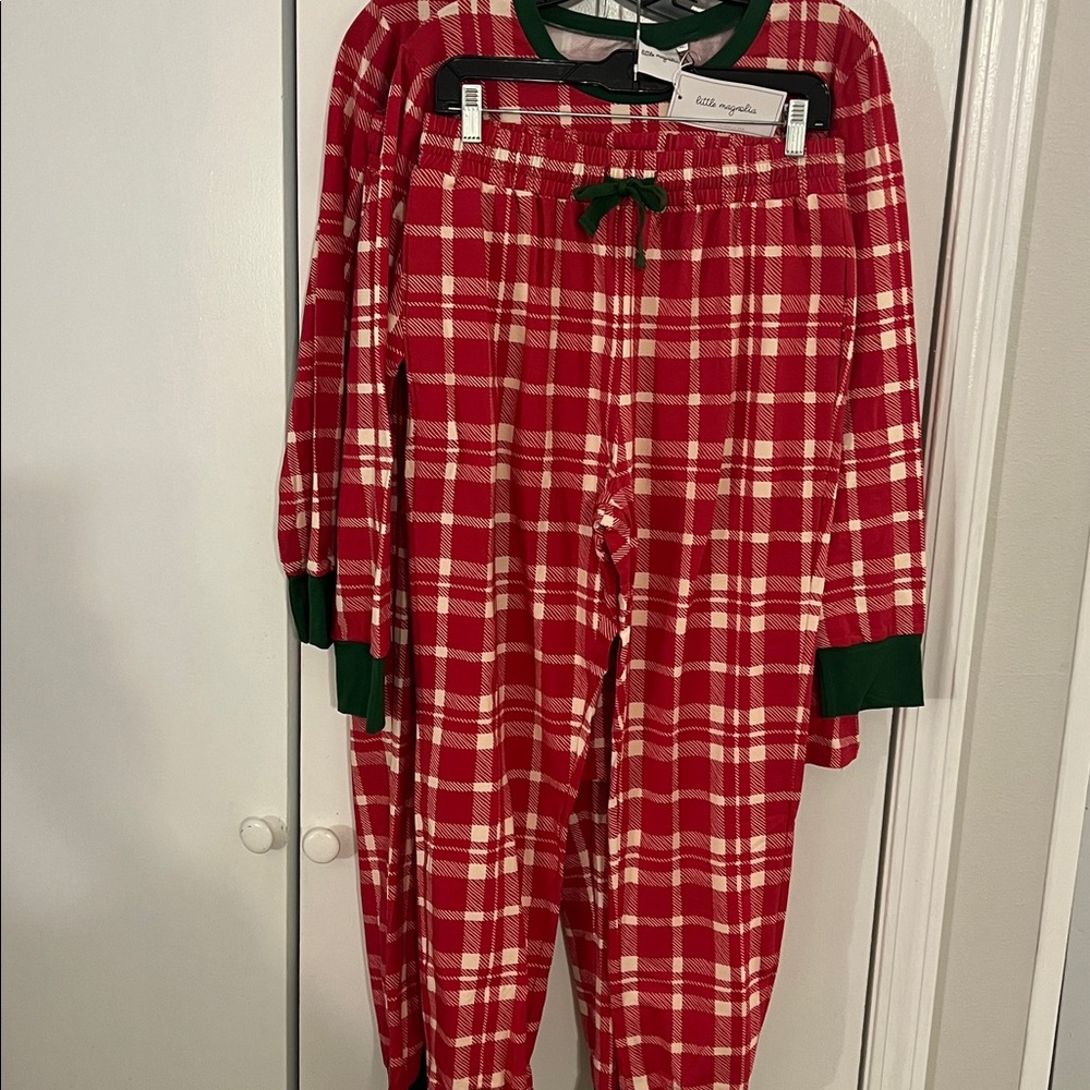 Overview



2 SETS OF HOLIDAY PAJAMAS 
This is two sets of  holiday pajamas . XL